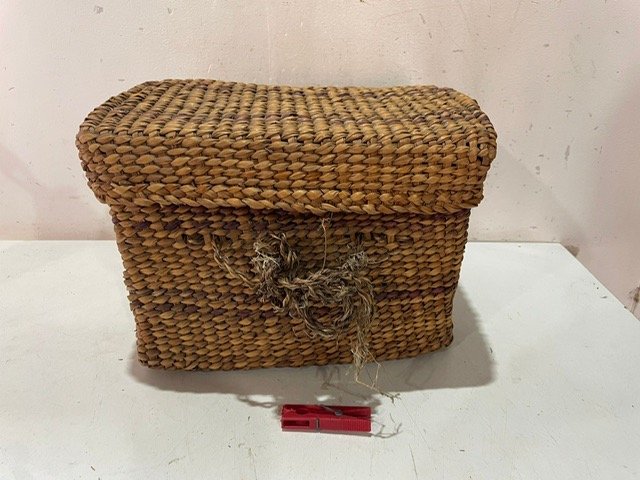 Lote siguiente: Canasto de Wicker con Etiqueta Roja