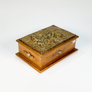 Lote anterior: Cofre de Madera con Tapa de Bronce y Decoración de Bodegón