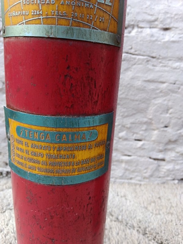 Dos extintores de incendios grandes con puntas en bronce - imagen 4