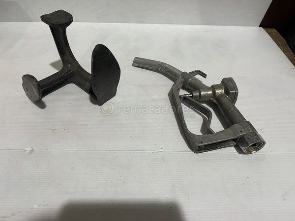 Herramienta de Zapatero y Pico de Gasolina Antiguo