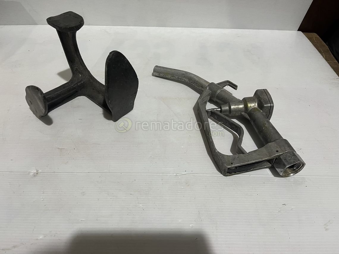 Herramienta de Zapatero y Pico de Gasolina Antiguo