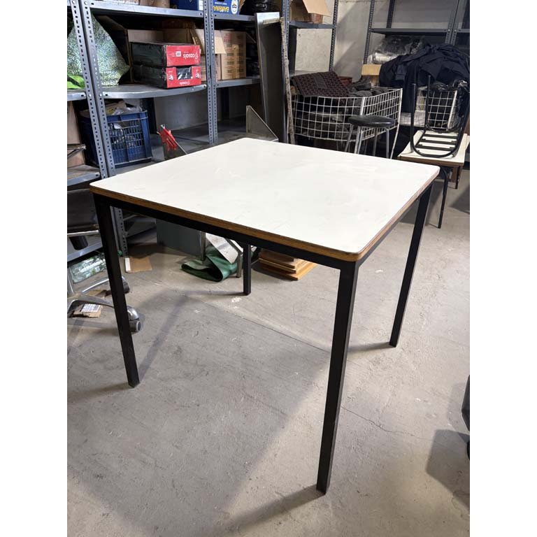 Lote anterior: Mesa de trabajo de madera y metal