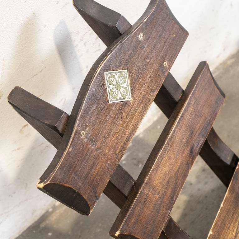 Sillitas de madera con detalles en cerámica y metal - imagen 3