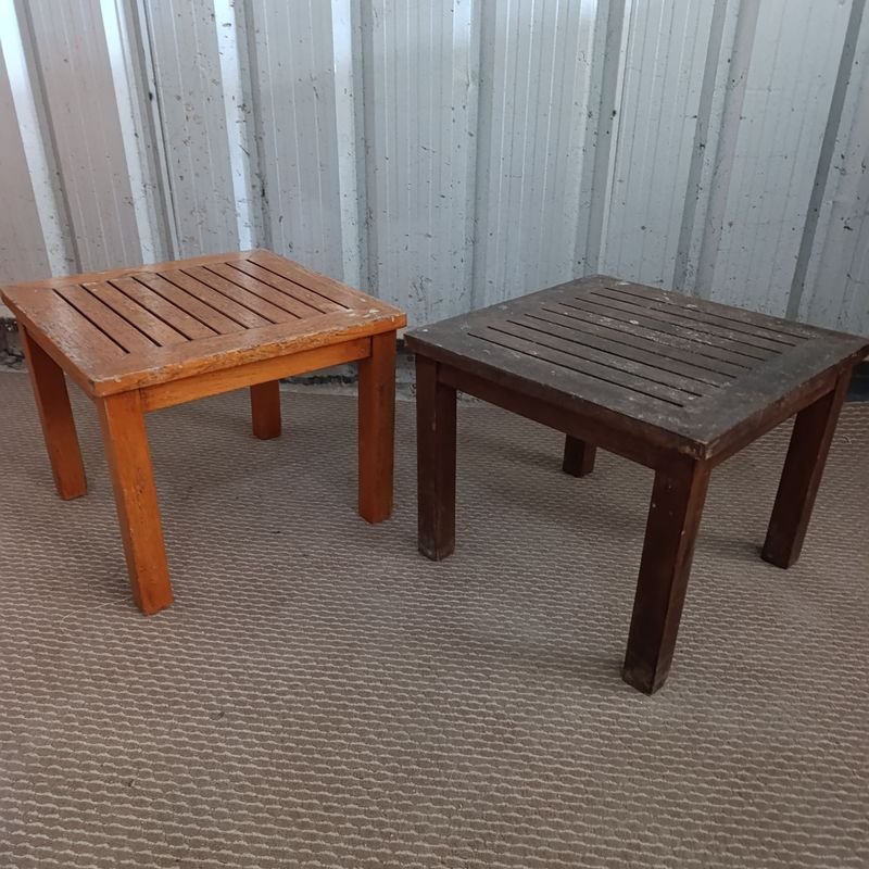 Lote siguiente: Mesas auxiliares en madera maciza para venta