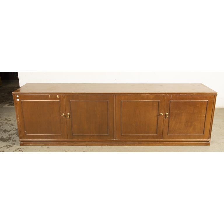 Aparador Bajo de Madera con Cuatro Puertas