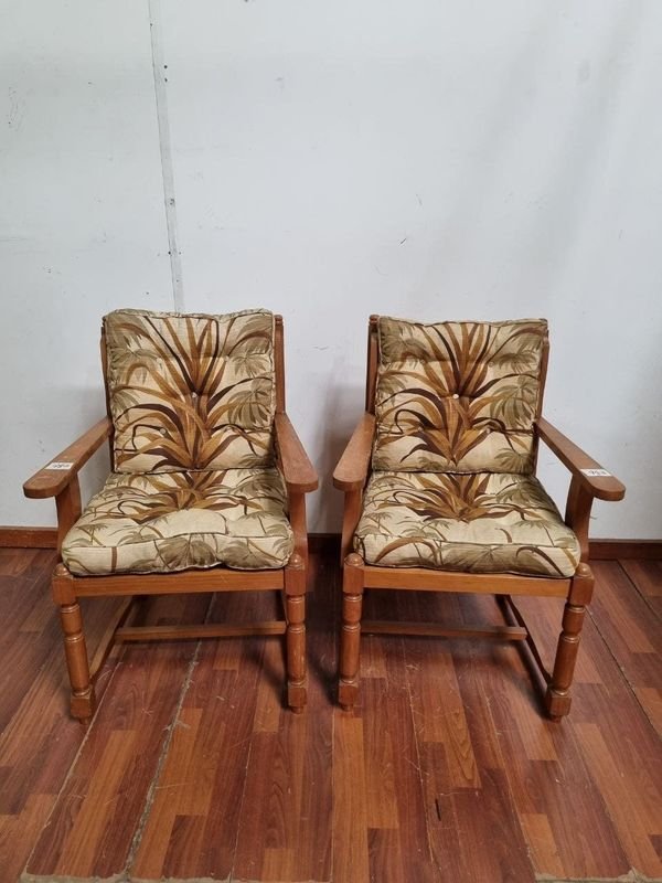 Par de Sillones de Madera con Tapizado Tropical