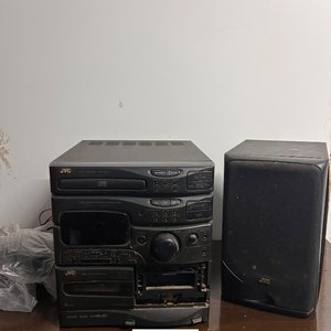 Lote siguiente: Equipo de Sonido JVC con Parlante