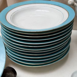 Juego de Porcelana Isabelina con Platos, Salsera y Cuenco - imagen 3