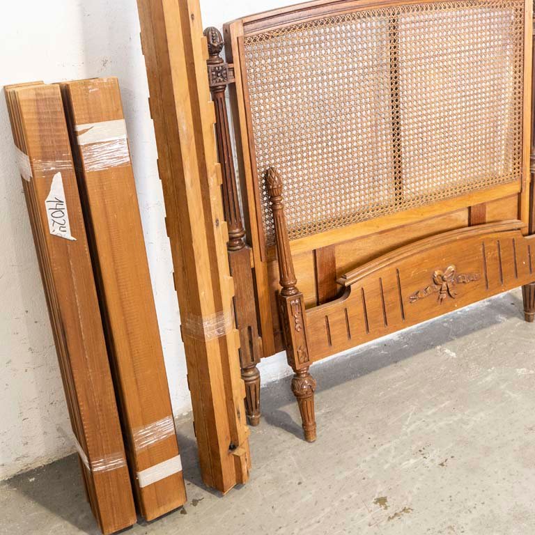 Cama de una plaza Luis XVI, con respaldo esterillado - imagen 2