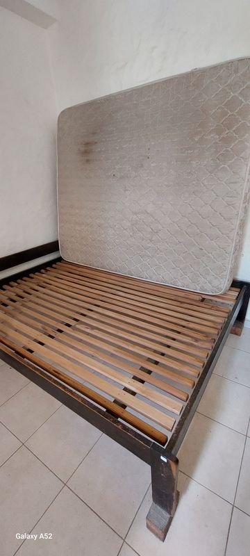 Cama de dos plazas con colchón y estructura de madera - imagen 4