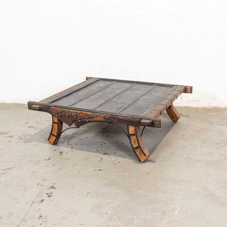 Lote siguiente: Mesa de living de madera y metal con diseño hindú