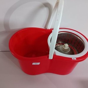 Balde Escurridor Rojo con Asa y Centrifugador Metálico - imagen 3