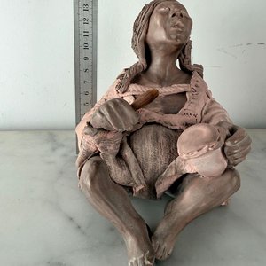 Escultura de terracota: figura indígena con bebé - imagen 1
