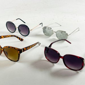 Cuatro Pares de Lentes de Sol Variados - imagen 3