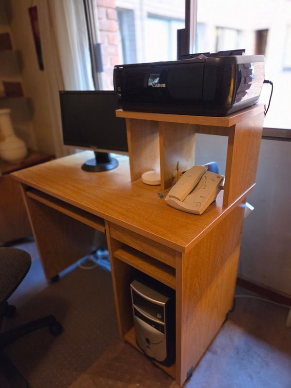 Escritorio moderno rodante con silla y accesorios - imagen 3