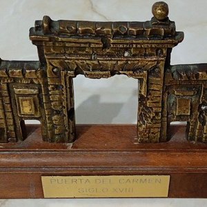 Reproducción Bronce Puerta del Carmen Zaragoza Base Madera Placa Dorada - imagen 2