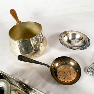 Lote de 12 Piezas de Plata Antigua: Centro de Mesa, Servilleteros, Candeleros, Bombilla y Escurridor de Té - imagen 3