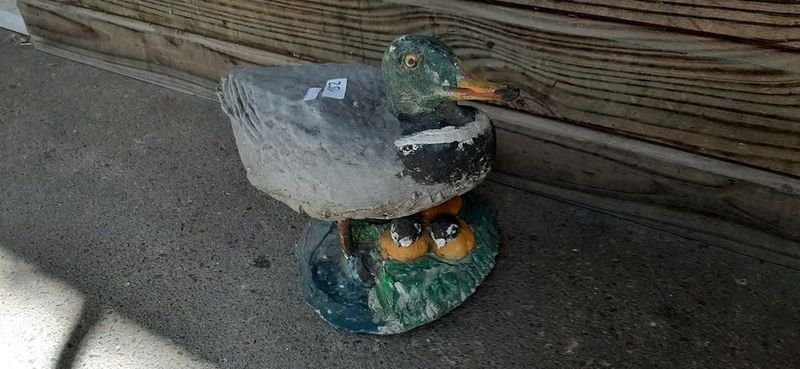 Lote siguiente: Decoy de Pato de Plástico y Madera