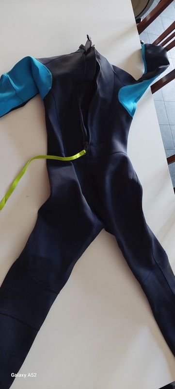 Traje de neopreno para surf igual a nuevo - imagen 4