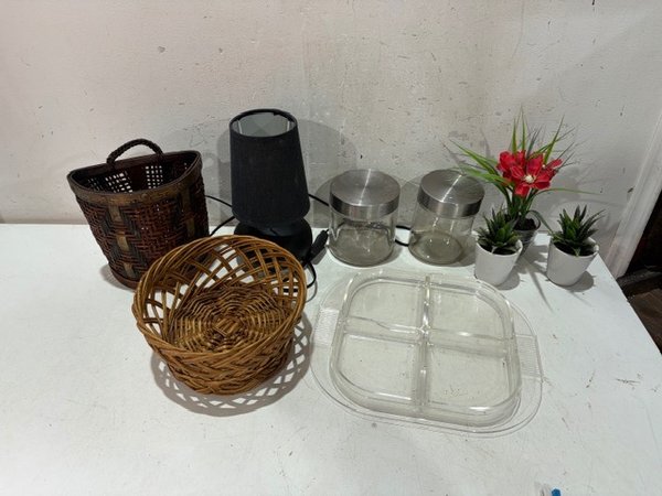 Bollones de Vidrio y Cestas de Mimbre con Lámpara