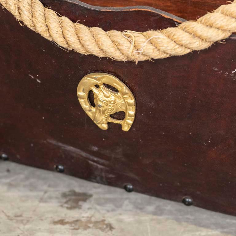 Revistero de madera con detalles y suela desprendida - imagen 3