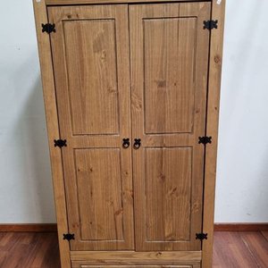 Ropero de madera tono castaño con puertas y cajón - imagen 1