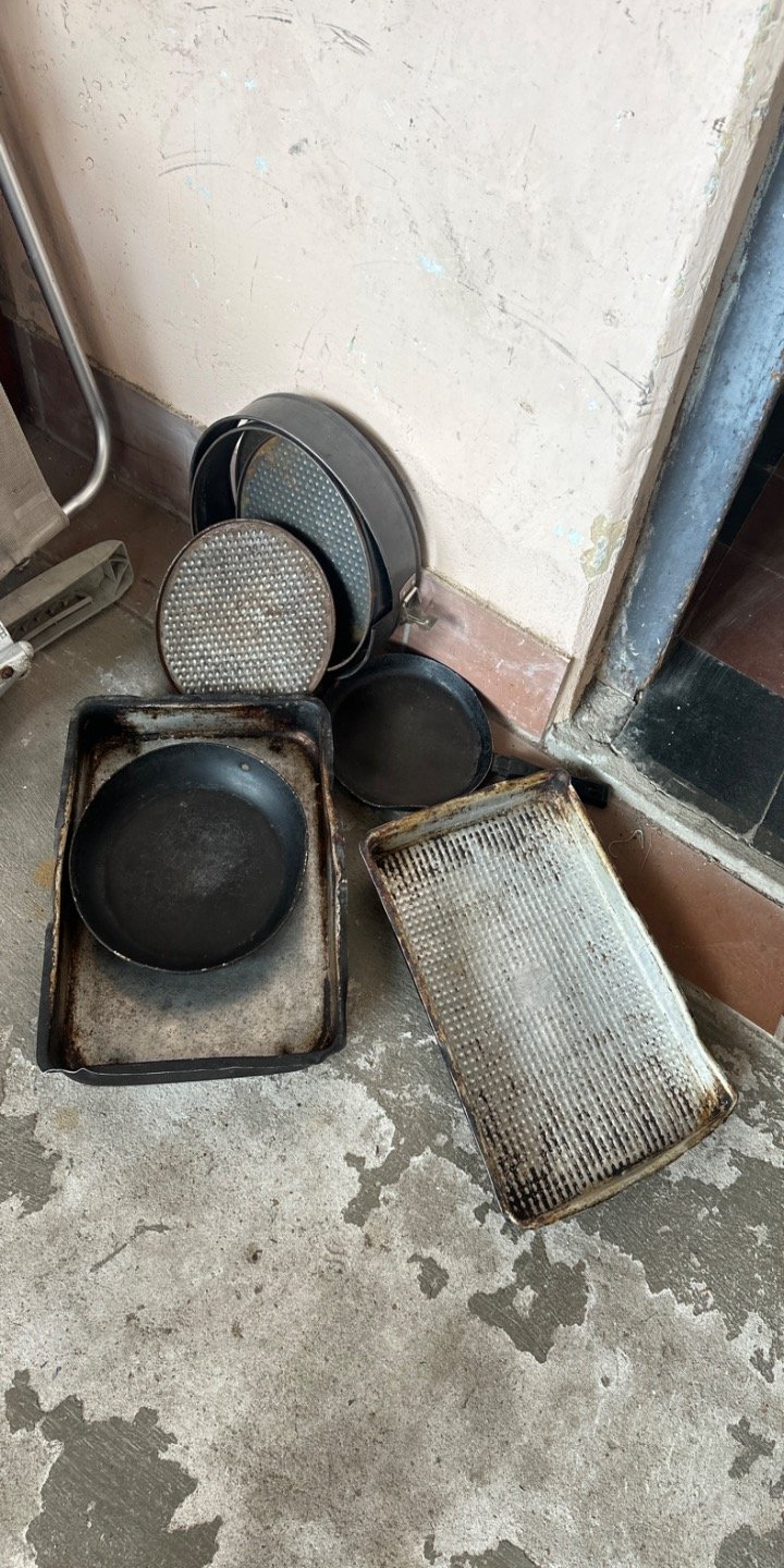 Lote anterior: Vajilla y accesorios de cocina en mal estado