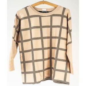 Lote siguiente: Buzo de Mujer Cable & Gauge Beige y Negro Talle L
