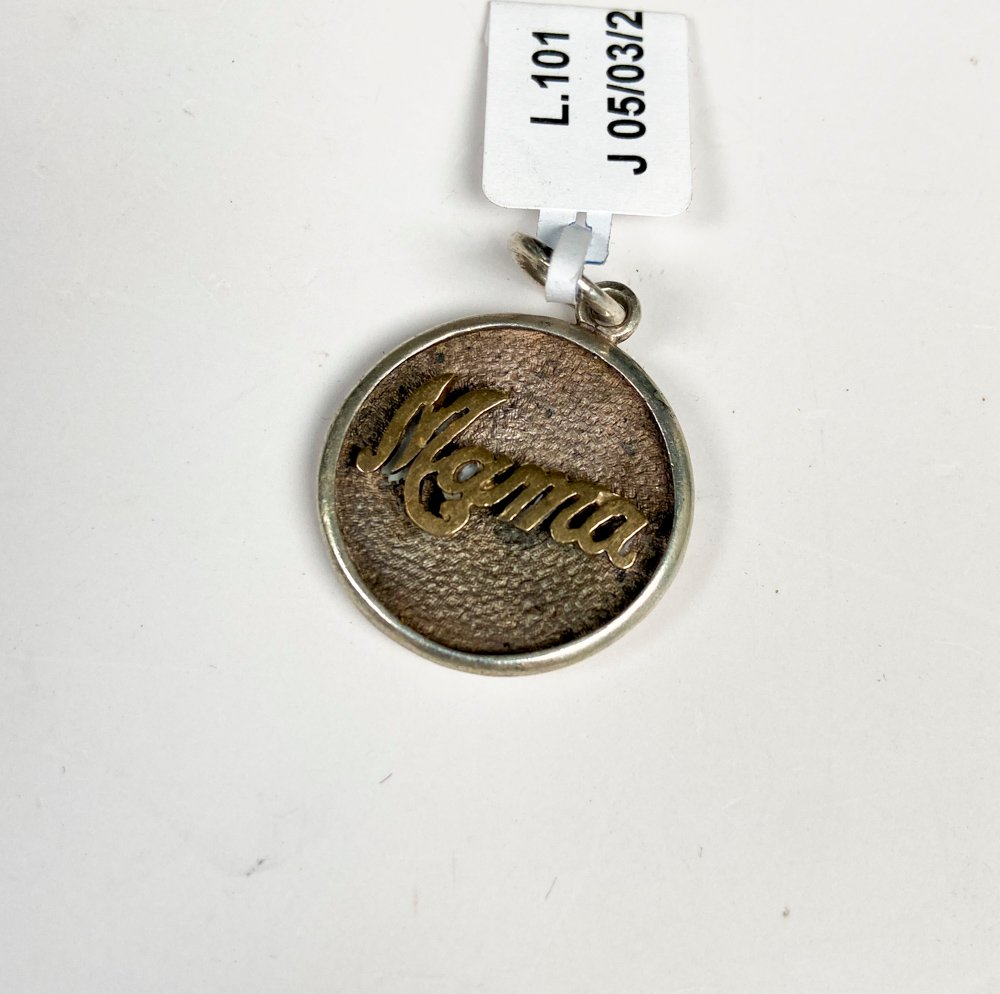Lote siguiente: Medalla de plata y oro con diseño MAMA