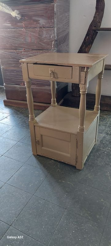 Noche de mesa en madera con cajón y puerta - imagen 6