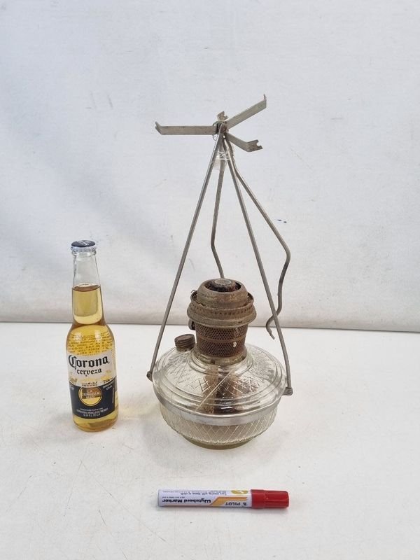 Antigua Lámpara de Aceite de Cristal Tallado con Estructura Metálica