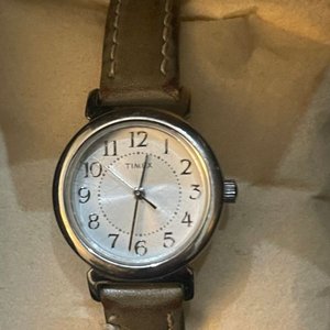 Lote siguiente: Reloj Timex Clásico con Esfera Nacarada y Correa de Cuero