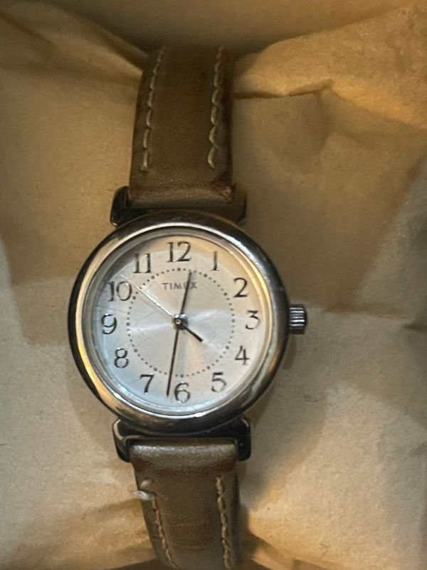 Reloj Timex Clásico con Esfera Nacarada y Correa de Cuero