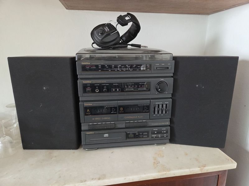Lote siguiente: Equipo de audio Goldstar y audífonos Philips en venta