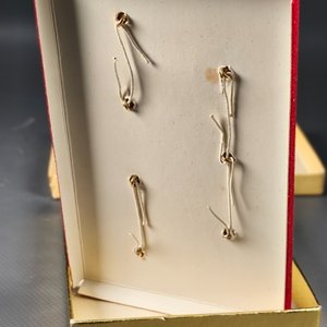 Juego de 7 Botones Dorados "Anson" con Diseño en Relieve y Estuche Original - imagen 7