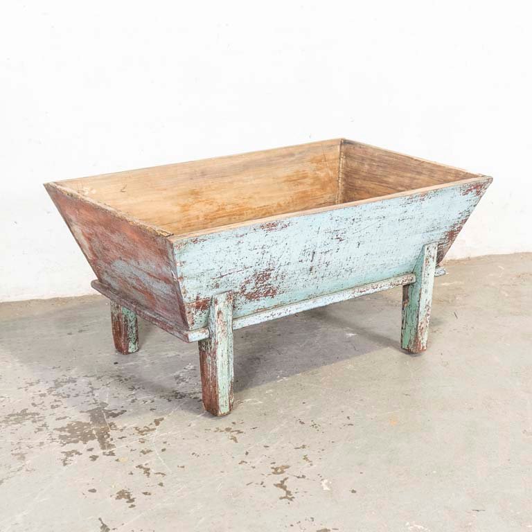 Antigua batea de madera con patas para decoración