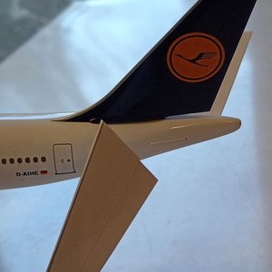 Maqueta Airbus A340-600 Lufthansa Herpa Escala 1/200 con Base - imagen 4