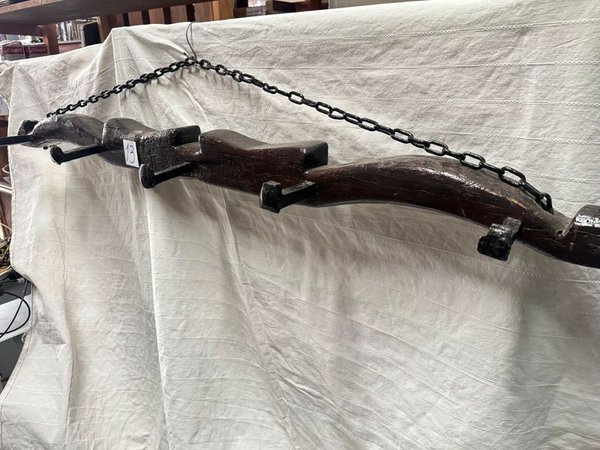 Perchero de madera dura con cadena metálica - imagen 3