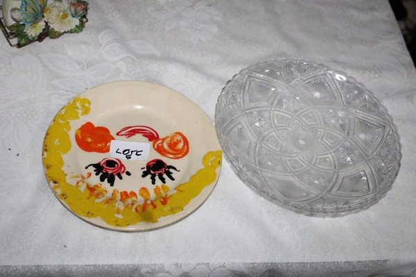 Platos y vasos de porcelana y vidrio