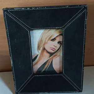 Canasto de Alambre, Portarretrato Negro y Adorno de Buda Blanco - imagen 2