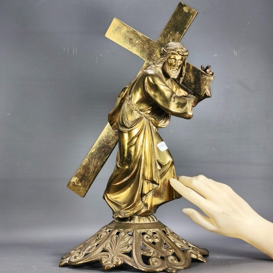 Estatua de bronce de Jesús cargando la cruz - imagen 3