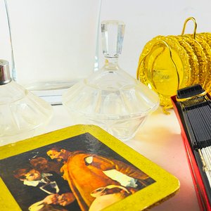 Lote de Perfumero, Abanico, Posavasos y Jarra de Vidrio - imagen 4
