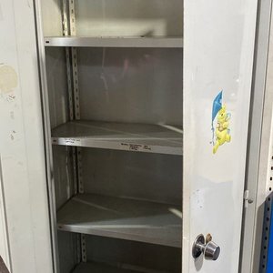 Estantería Metálica de Cuatro Divisiones con Puertas y Cerradura - imagen 2