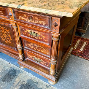 Mueble de madera tallada con tapa de mármol y banco antiguo - imagen 3