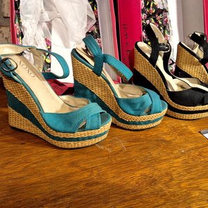 Lote de 6 Calzados: Sandalias de Plataforma y Zapatos Infantiles - imagen 3