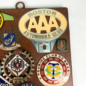 Cuadro Decorativo con Placas Automovilistas Antiguas y Marco de Madera - imagen 3