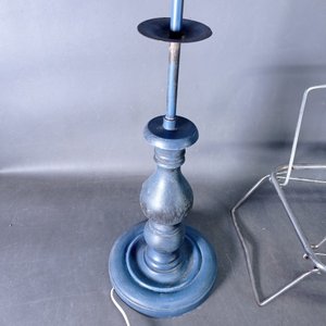 Lámpara de Mesa Azul y Carrito Plegable Metálico - imagen 3