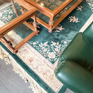 Par de Sillones Verdes y Mesas de Centro de Madera y Cristal - imagen 3