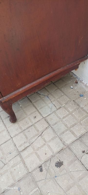Ropero de madera estilo francés con detalles y falta de piso - imagen 4
