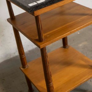 Mesa Auxiliar de Tres Niveles con Tapa de Granito Negro y Detalles en Lustre - imagen 3